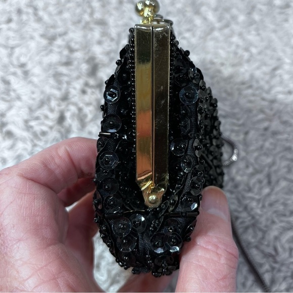 Vintage Accessory Lady Beaded Sequined Scalloped Change Purse with Kiss Clasp - Picture 5 of 11